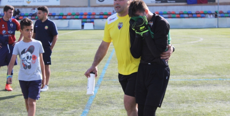 El porter Aitor Bover abandona plorant el camp un cop confirmat el descens | Adrián Arroyo